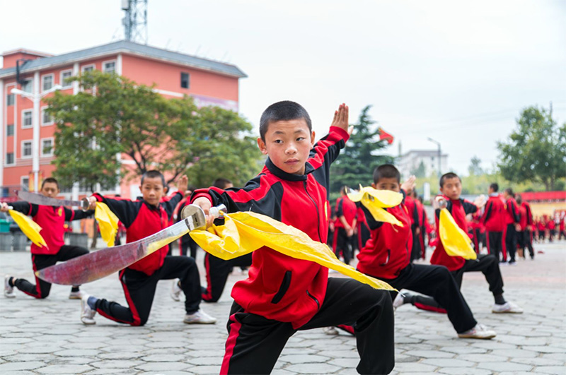 【正规教学、文武兼修】